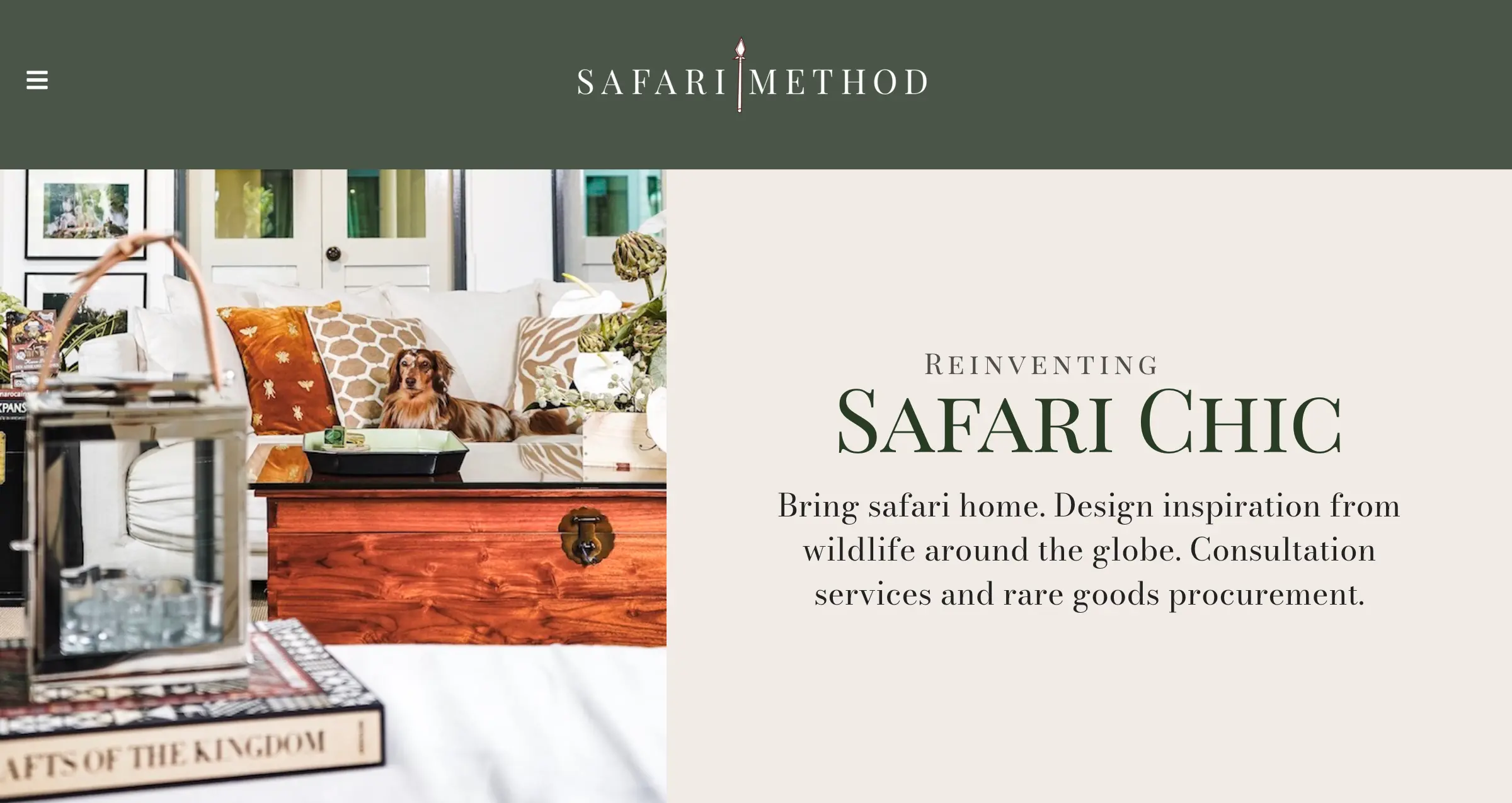 Safari Methods logotyp på mörkröd bakgrund
